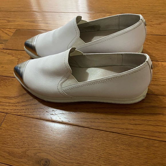 Preowned wishbone shoes size 8 -white & silver - Picture 5 of 6